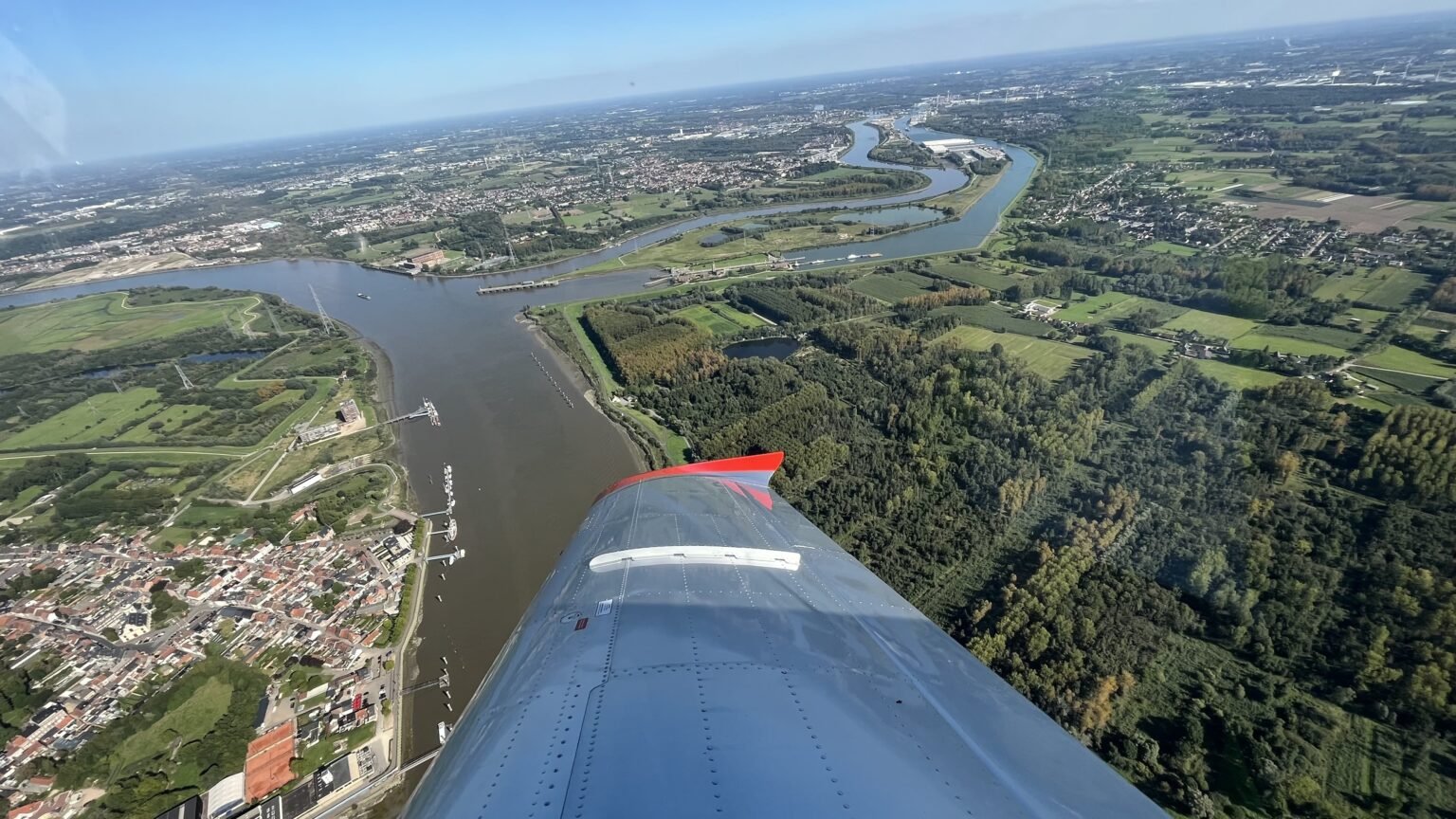 Vliegtuigvleugel boven de Schelde bij Rupelmonde