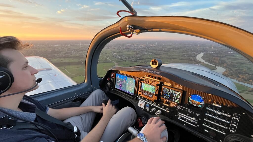 Instructie in de cockpit van een lesvliegtuig