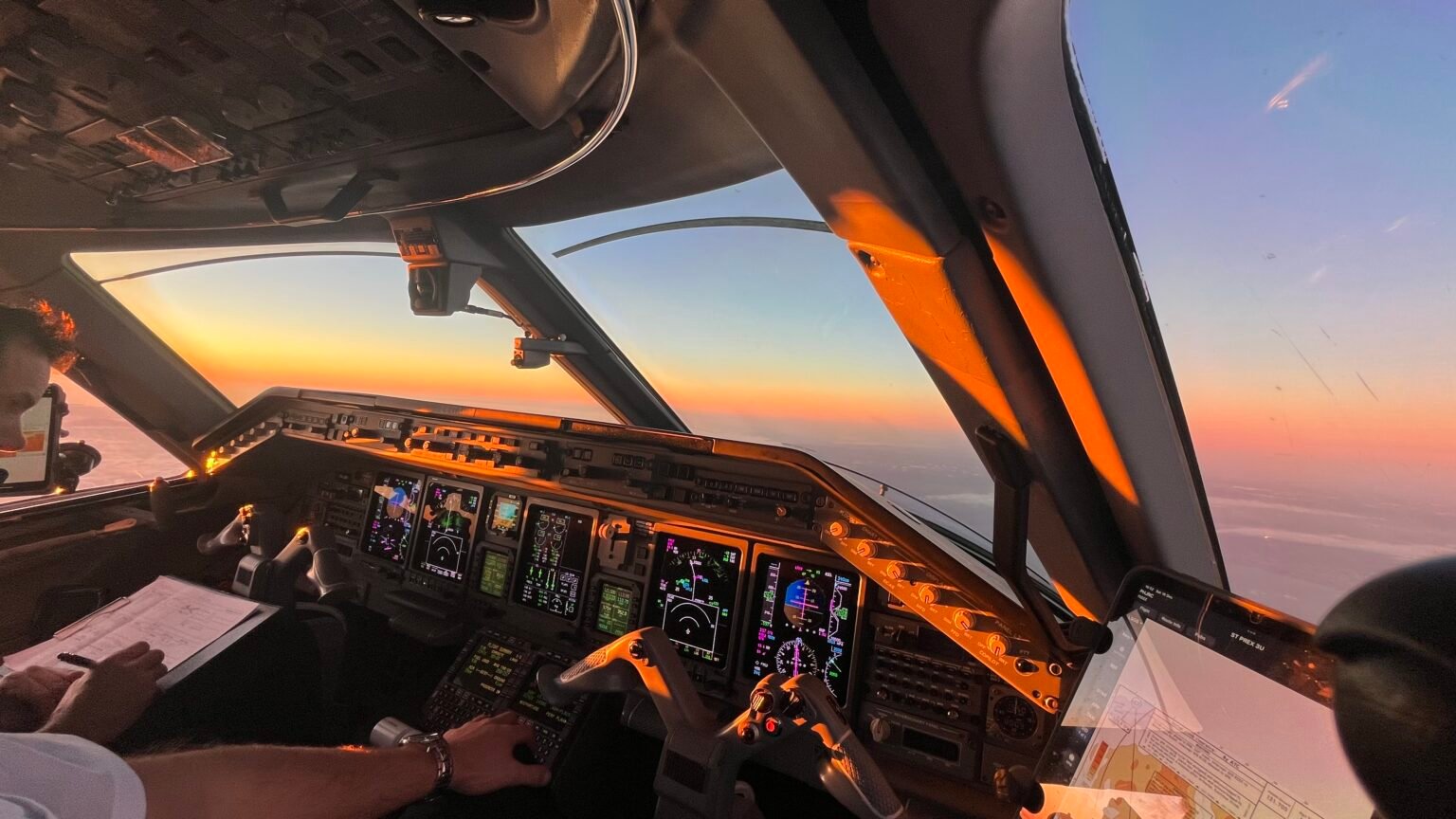 A321-cockpit bij zonsondergang