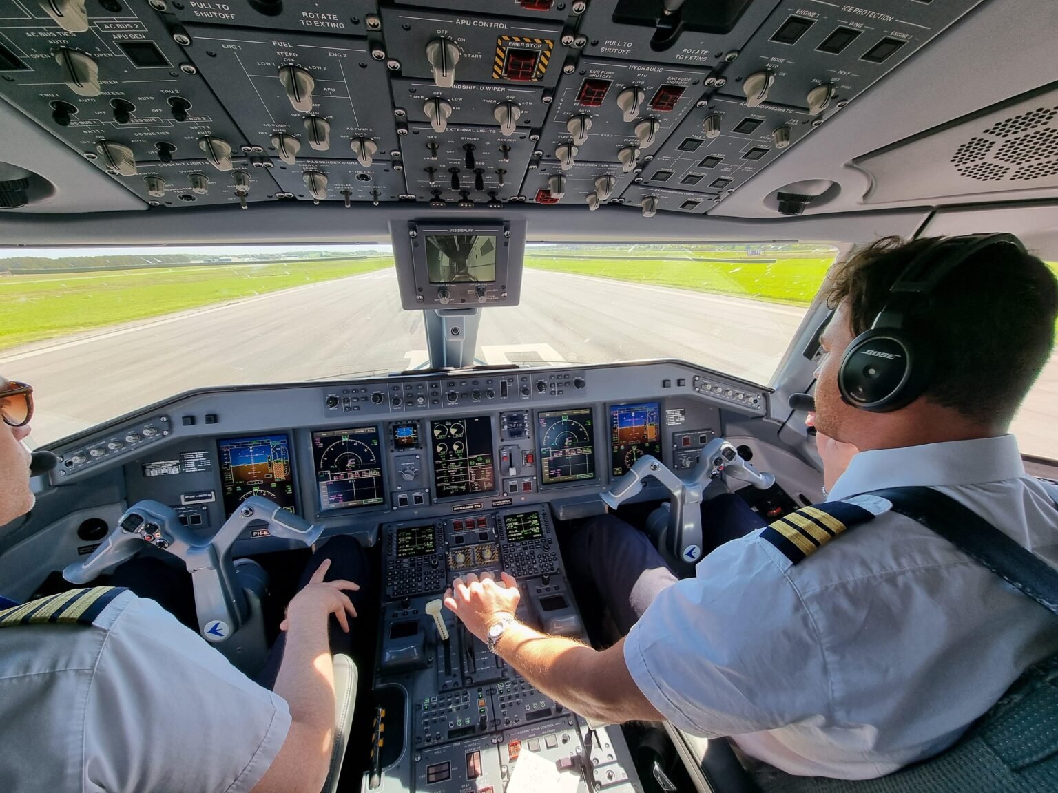 Twee piloten in de cockpit van een Embraer