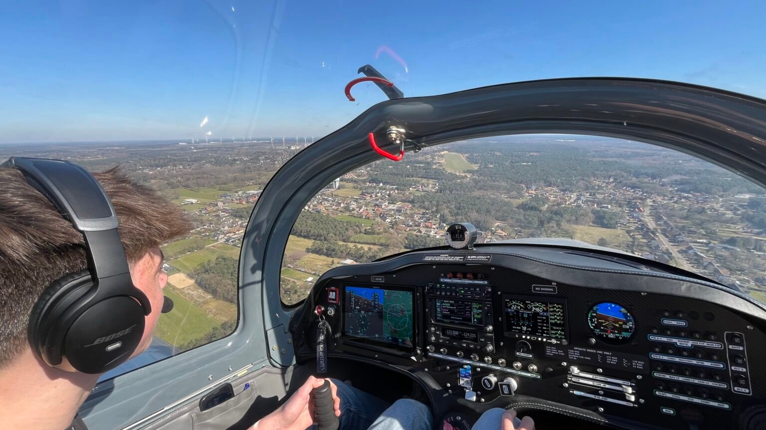 Cockpit van een lesvliegtuig boven Vlaanderen