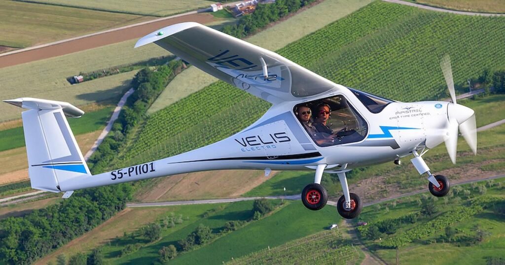 Elektrisch vliegtuig in de lucht